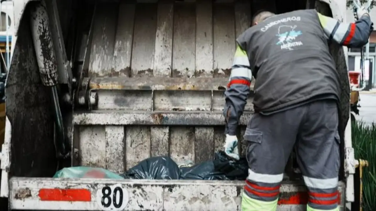 Tragedia en Santiago del Estero: un trabajador murió aplastado por un camión de basura y ya hay un detenido