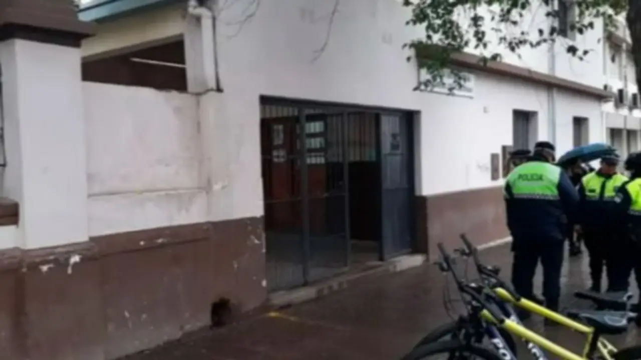 Conmoción en Tucumán: un alumno de 14 años llevó un arma a la escuela y disparó dentro del aula