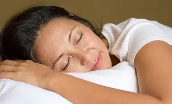 Por qué no recomiendan dormir siempre del mismo lado | Belleza