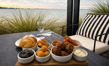 Frente a la laguna de Chascomús: cocina rioplatense y panadería artesanal | Gastronomía