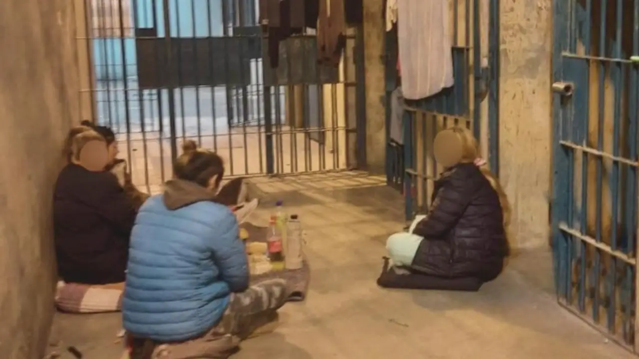 Mujeres presas por venta de drogas, enfermedades infecciosas y suicidios: las cárceles en la era de Milei 