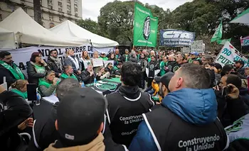 Paran las Fuerzas Armadas y marchan al Ministerio de Defensa | Ate