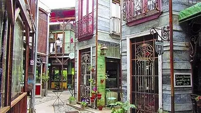Se puede llegar en colectivo desde CABA: el paseo comercial que parece sacado de un cuento de hadas Se puede llegar en colectivo desde CABA: el paseo comercial que parece sacado de un cuento de hadas
