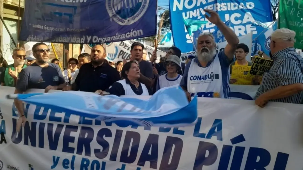 Paro universitario: trabajadores de Chaco y Corrientes protestan contra el desfinanciamiento de Milei