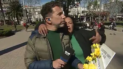 Le robaron a un movilero de Telefe mientras salía al aire. Le robaron a un movilero de Telefe mientras salía al aire.