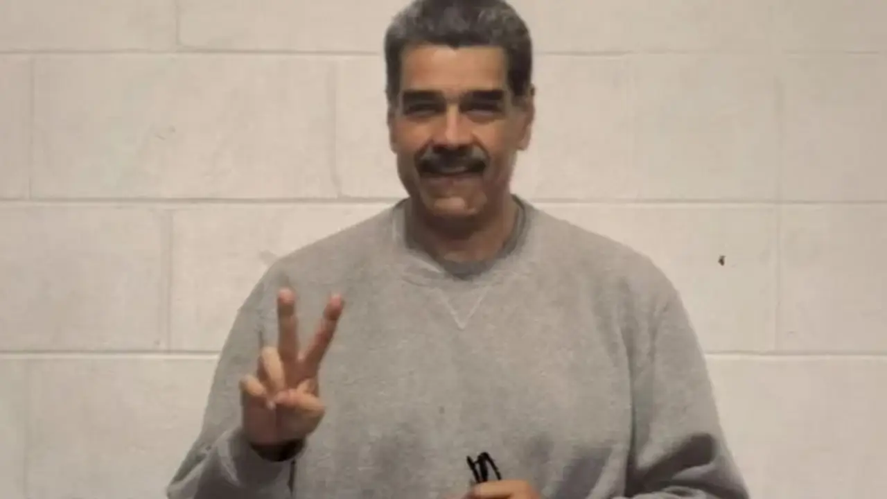 Maduro reapareció desde la cárcel de Nueva York: en conjunto deportivo y con los dedos en "V"