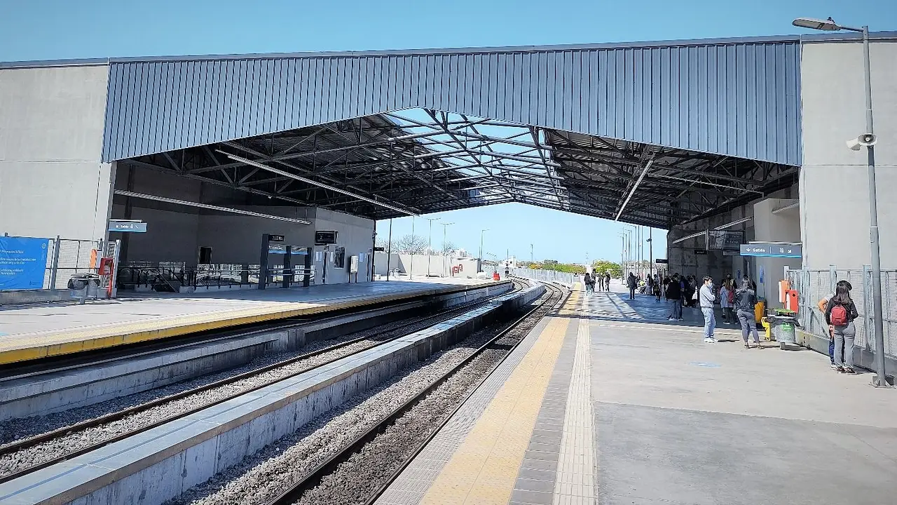 Colapsó una escalera mecánica en una estación del Belgrano Sur: hay más de 10 heridos