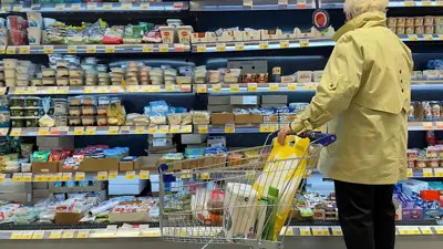 Jubilado en el supermercado. Jubilado en el supermercado.