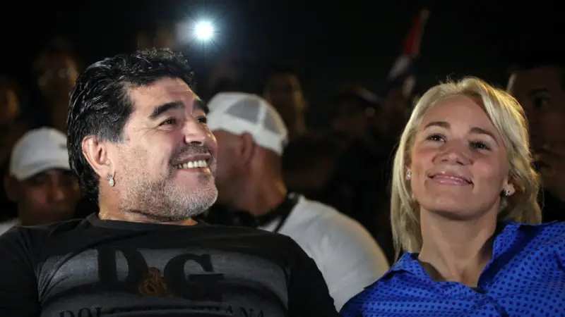 Duelo de zurdas: Maradona y Rocío entrenan en Dubai Duelo de zurdas: Maradona y Rocío entrenan en Dubai