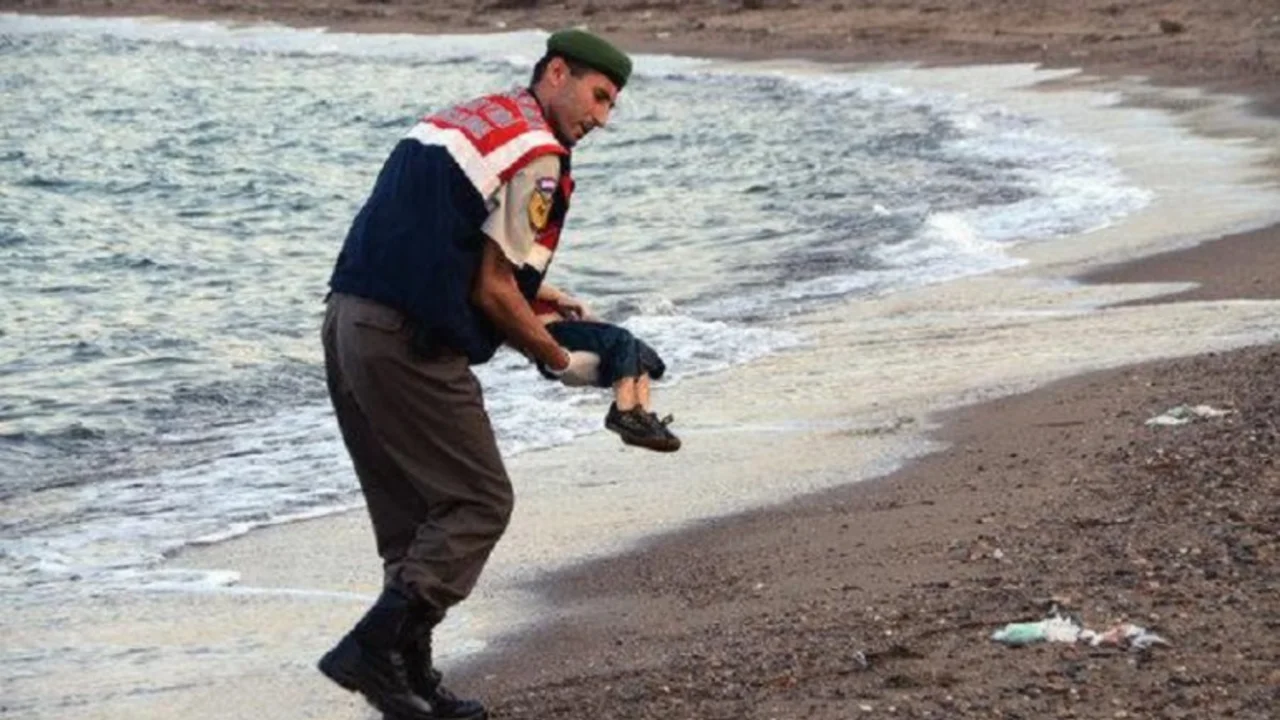 Crisis de los refugiados: la foto del niño sirio que conmueve al mundo
