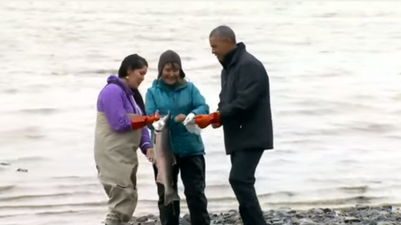Video: Un salmón desovó en el pie de Obama