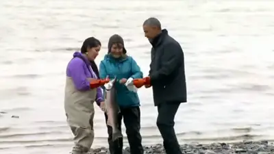 Video: Un salmón desovó en el pie de Obama Video: Un salmón desovó en el pie de Obama