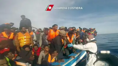 Video: el rescate de 300 refugiados en el mar Mediterraneo Video: el rescate de 300 refugiados en el mar Mediterraneo