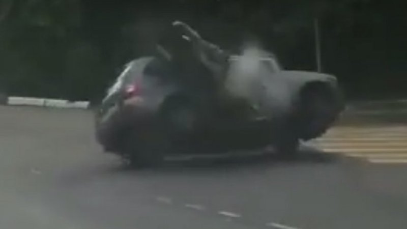 Impactante accidente en Rusia: volcó un auto con su moto y se salvó de milagro