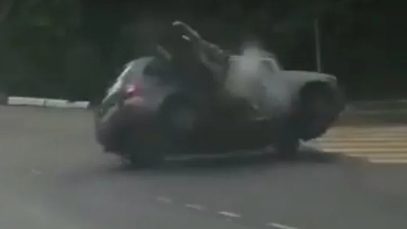 Impactante accidente en Rusia: volcó un auto con su moto y se salvó de milagro