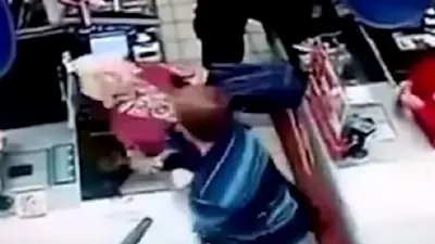 Video: cobarde noquea a jubilada en un supermercado Video: cobarde noquea a jubilada en un supermercado