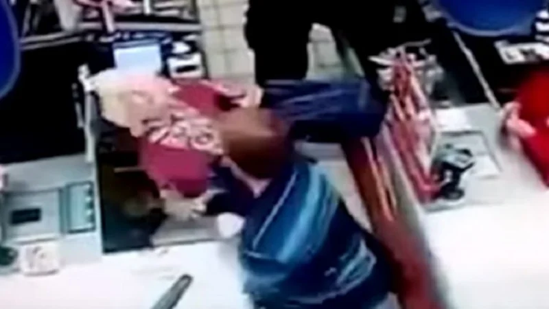 Video: cobarde noquea a jubilada en un supermercado