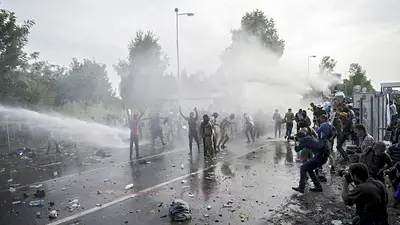 Hungría lanza gas pimienta contra los refugiados Hungría lanza gas pimienta contra los refugiados