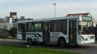 Subieron al colectivo, agredieron al chofer e intentaron llevarlo a una villa para robar a los pasajeros Subieron al colectivo, agredieron al chofer e intentaron llevarlo a una villa para robar a los pasajeros