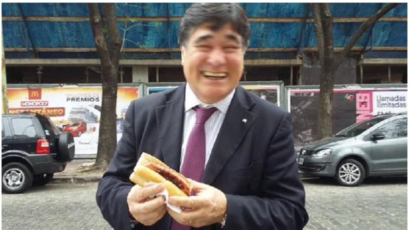 Elecciones 2015: Zannini se dio el gusto y probó el "choripán de la primavera"