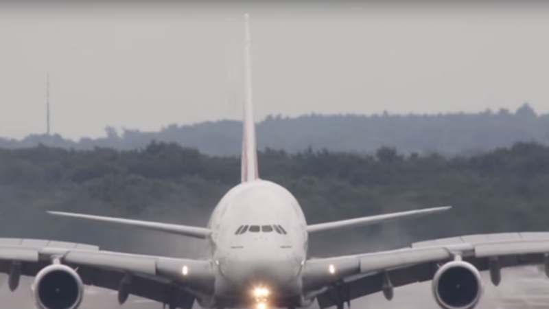 Video: impactante aterrizaje de un Airbus con viento cruzado en Alemania