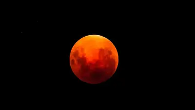 Furor en todo el país por el impactante eclipse de la "super Luna roja" Furor en todo el país por el impactante eclipse de la "super Luna roja"