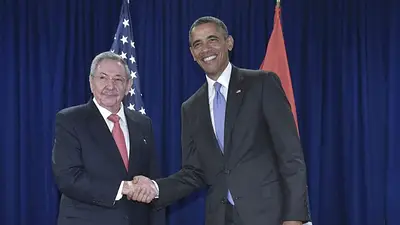 Obama y Castro, en un mano a mano histórico Obama y Castro, en un mano a mano histórico