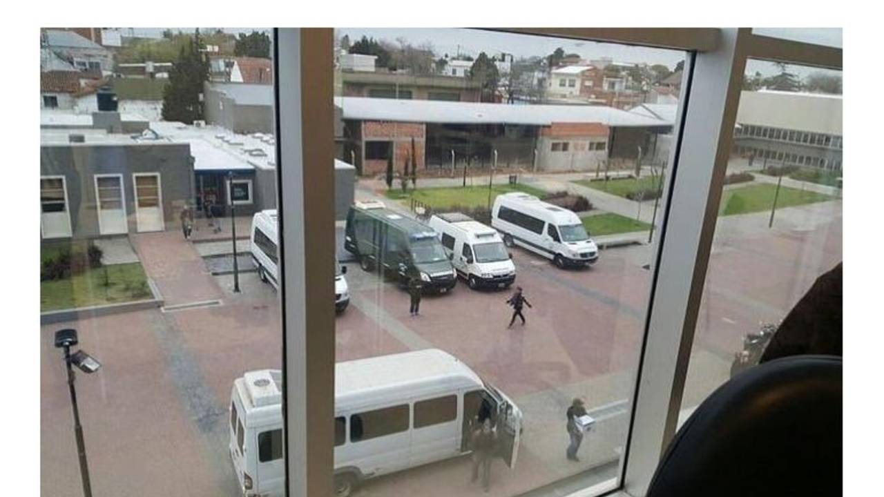 Allanan la municipalidad de Berazategui y no dejan salir a los empleados