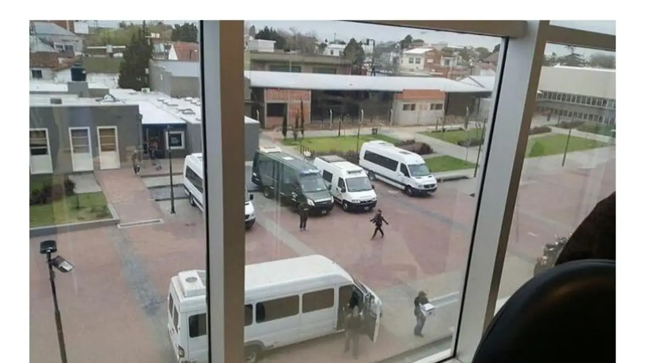 Allanan la municipalidad de Berazategui y no dejan salir a los empleados