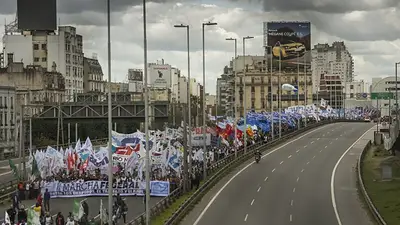 Una multitud marcha hacia Plaza de Mayo para protestar por el ajuste de Macri Una multitud marcha hacia Plaza de Mayo para protestar por el ajuste de Macri