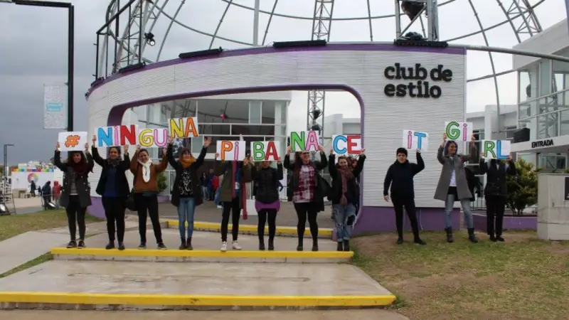 Realizaron un escrache al stand "It Girl" de Tecnópolis