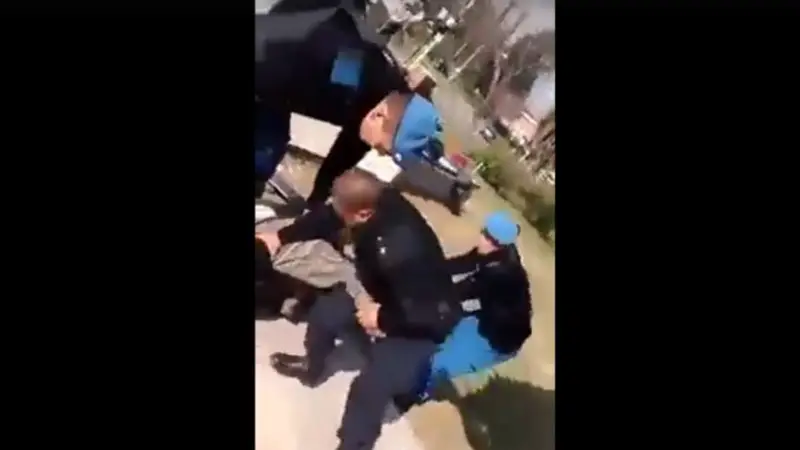 Brutal ataque de policías municipales a un joven por "fumar marihuana"