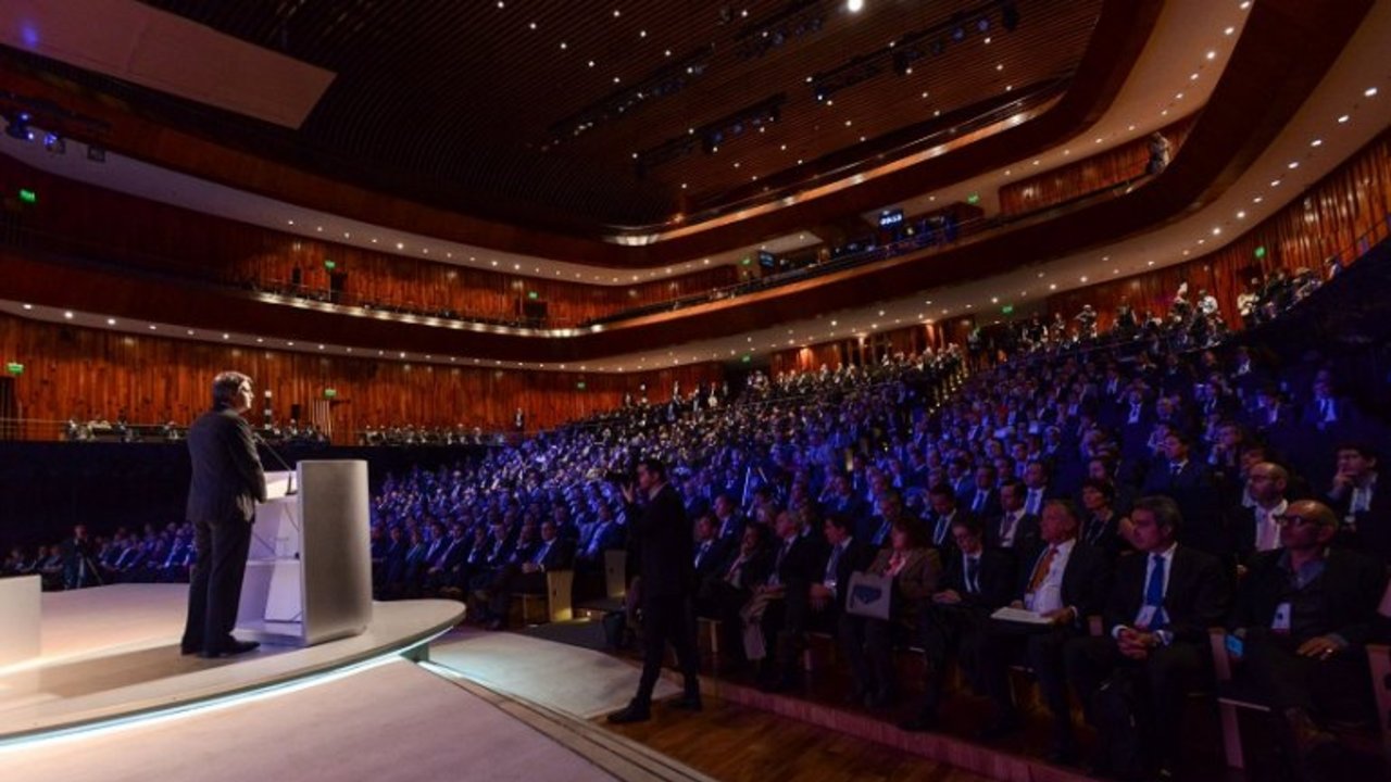 El Gobierno transmite por las redes el "mini Davos" sin traducción