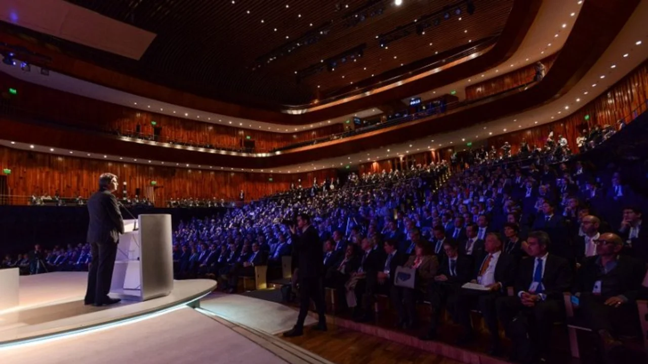 El Gobierno transmite por las redes el "mini Davos" sin traducción