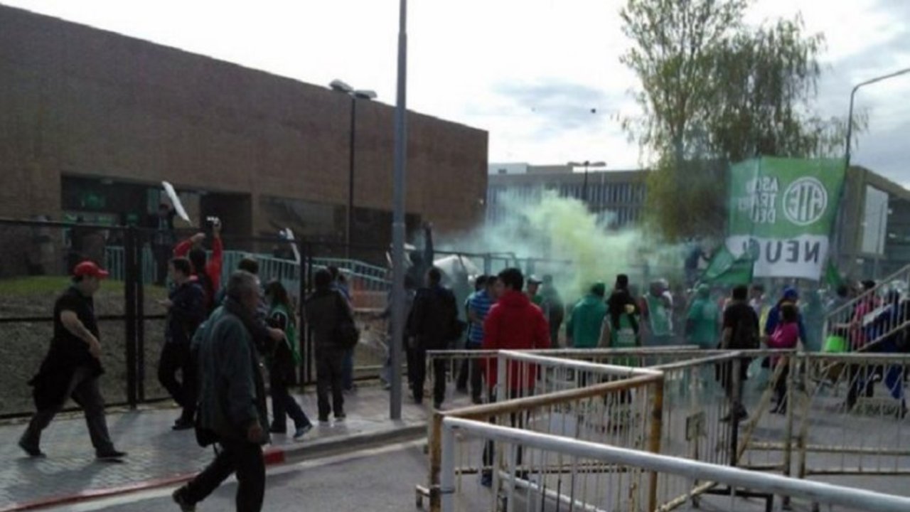 Escándalo en la audiencia pública por el tarifazo en Neuquén: la policía reprimió a militantes de ATE
