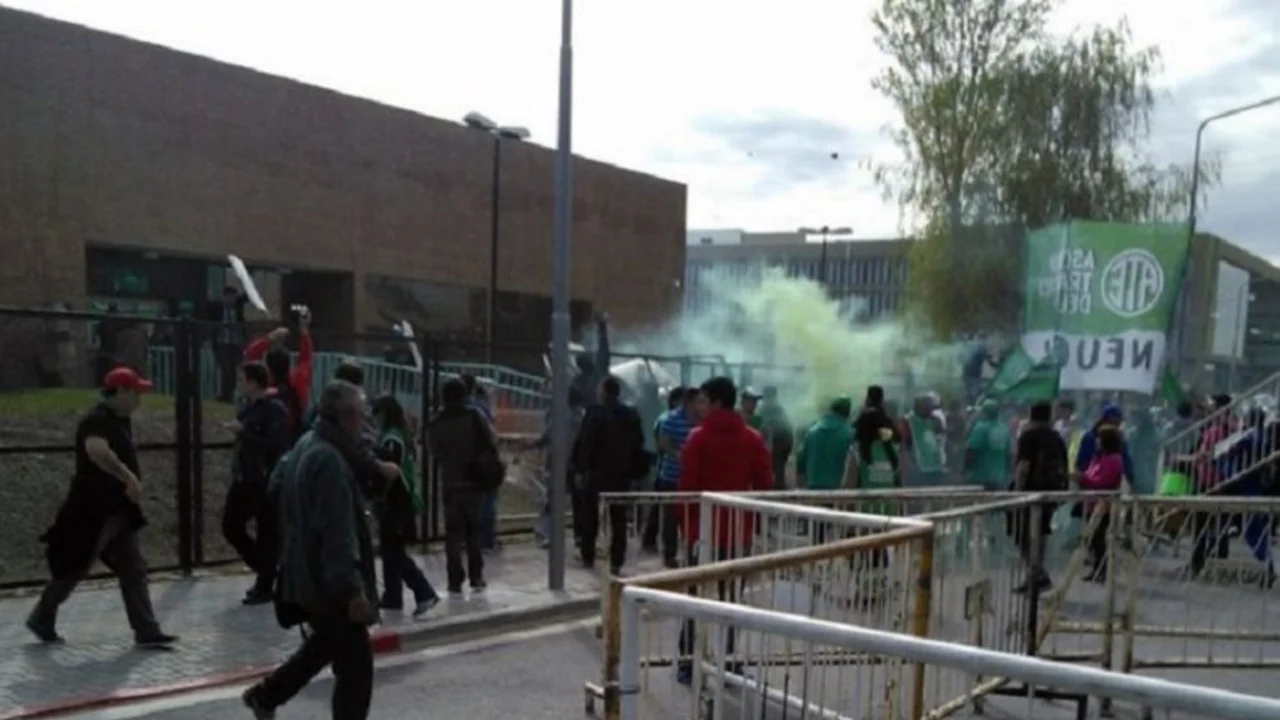 Escándalo en la audiencia pública por el tarifazo en Neuquén: la policía reprimió a militantes de ATE