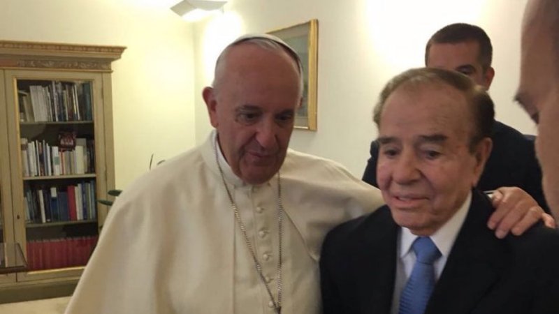 El papa Francisco recibió a Carlos Menem en El Vaticano
