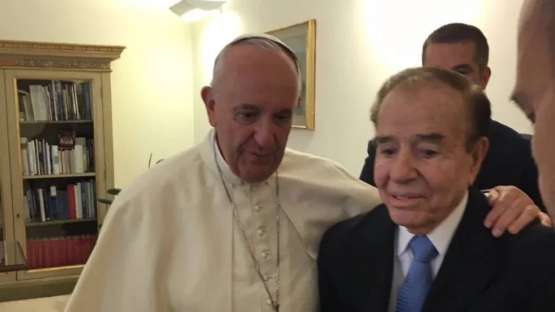 El papa Francisco recibió a Carlos Menem en El Vaticano