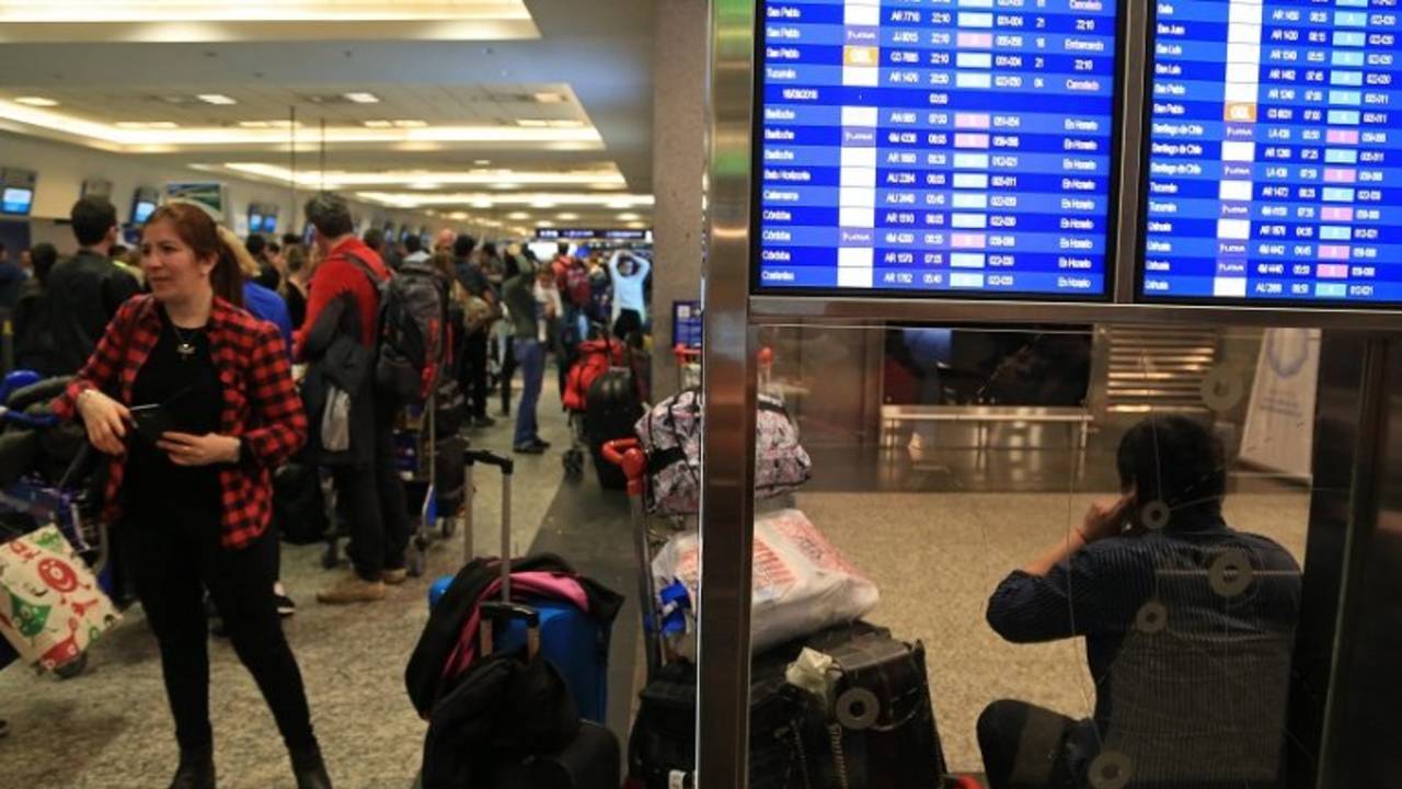 Demoras en los vuelos de Ezeiza y Aeroparque por un paro de personal de rampa
