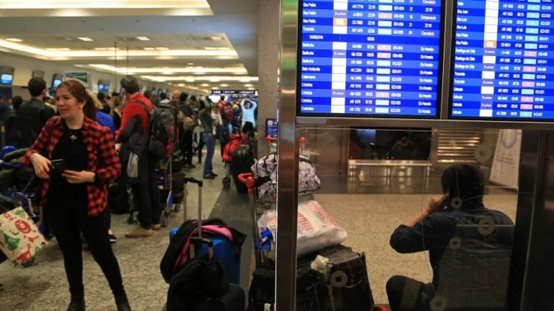 Demoras en los vuelos de Ezeiza y Aeroparque por un paro de personal de rampa