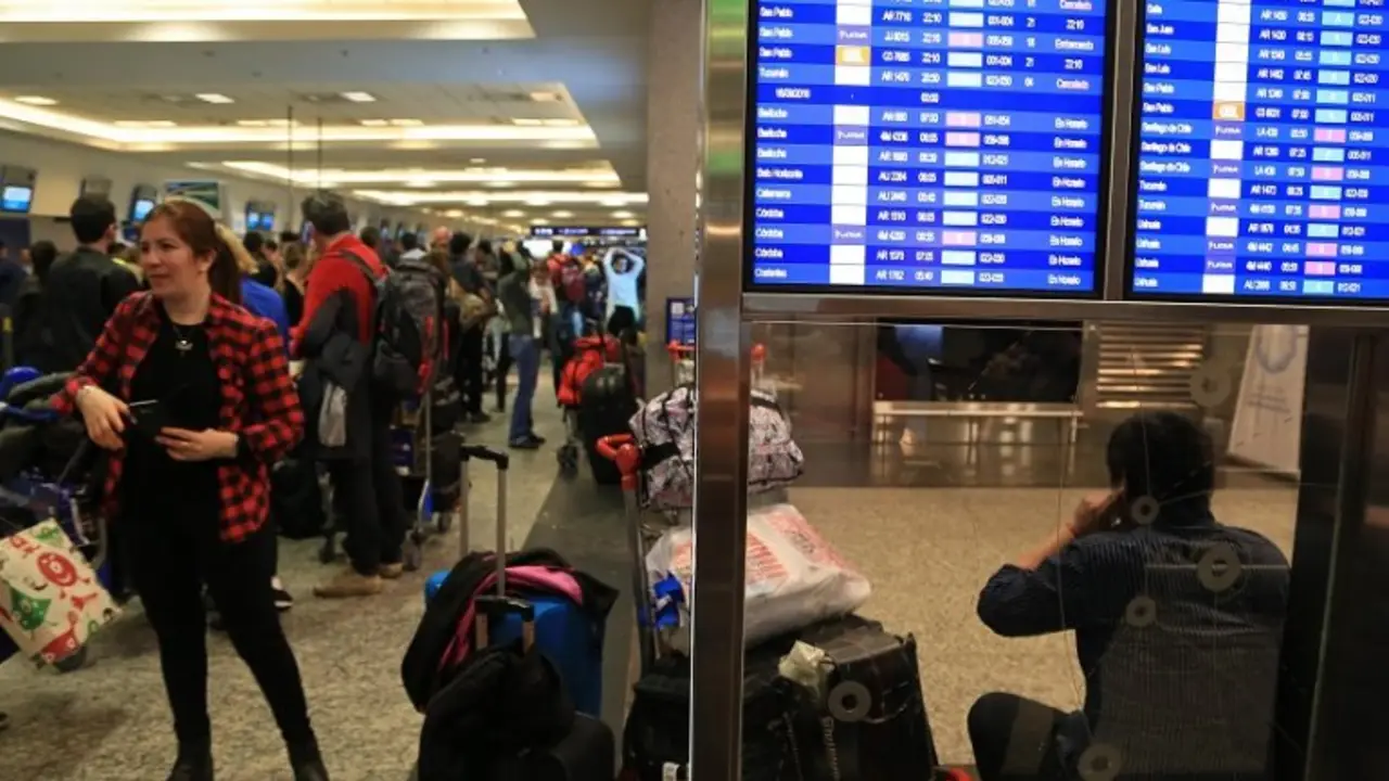 Demoras en los vuelos de Ezeiza y Aeroparque por un paro de personal de rampa
