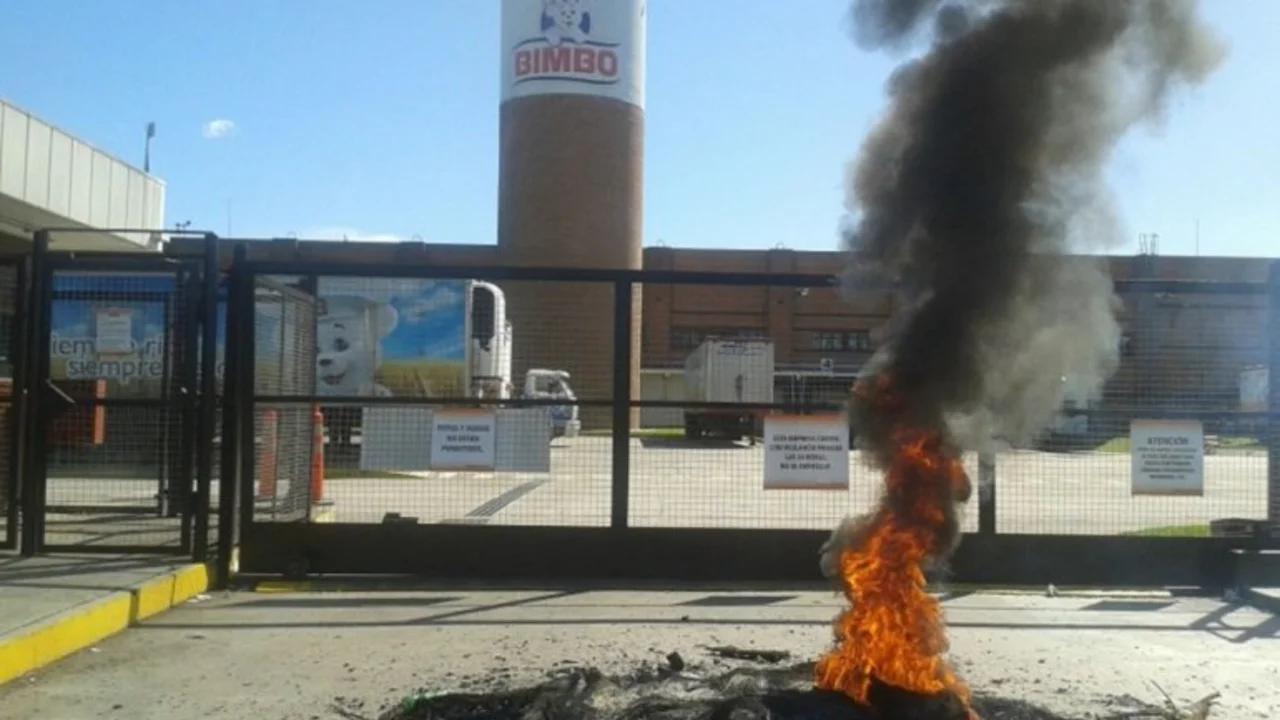 Cien despidos, represión y detenidos por la paralización de la panificadora Bimbo