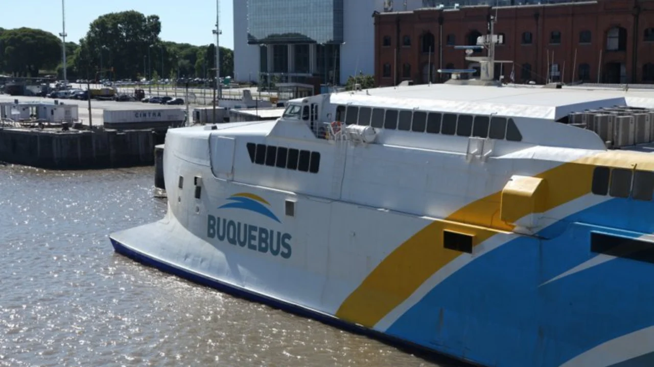 Denuncian "ola de despidos" en Buquebus y declaran "estado de alerta y movilización"