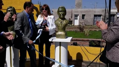 Polémica en Córdoba por un monumento en homenaje a Macri Polémica en Córdoba por un monumento en homenaje a Macri