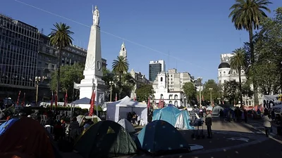 Continúa el acampe en Plaza de Mayo contra el tarifazo y por "trabajo digno" Continúa el acampe en Plaza de Mayo contra el tarifazo y por "trabajo digno"