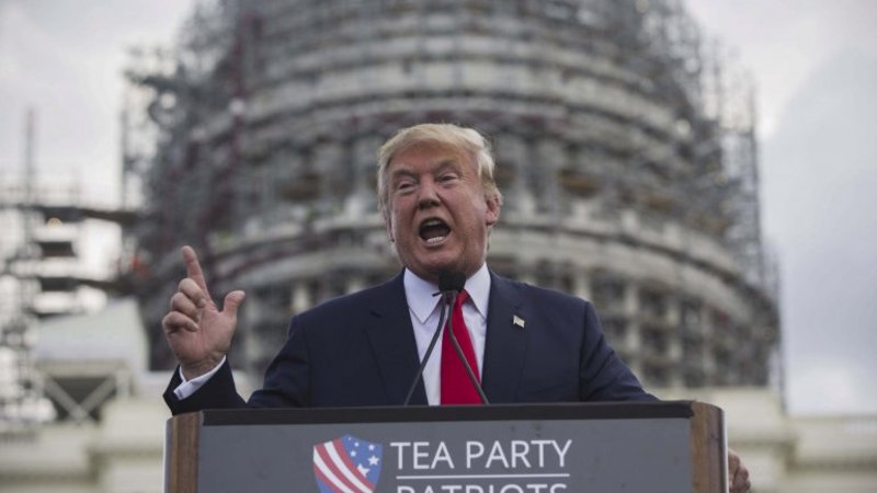 Trump podría "atacar más duro" a Clinton en el segundo debate