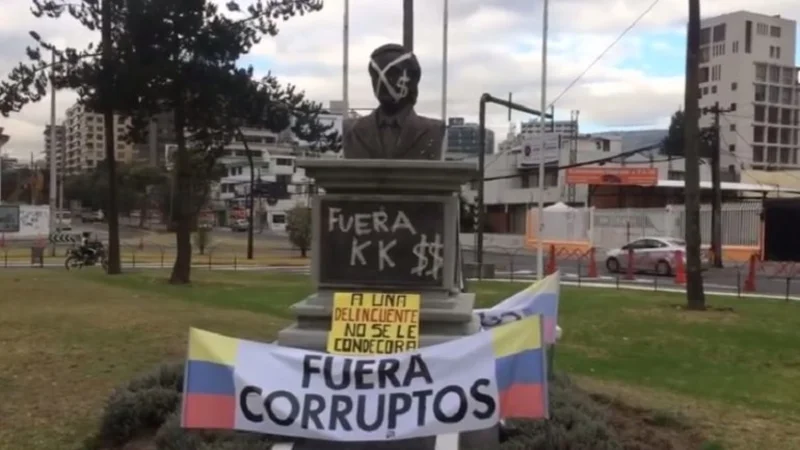 Tras las críticas del embajador macrista en Ecuador, atacaron el busto de Néstor Kirchner