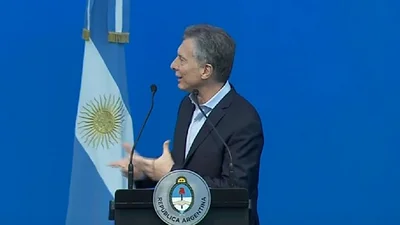 El chiste de Macri al locutor oficial en pleno acto El chiste de Macri al locutor oficial en pleno acto