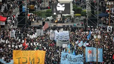 Así está la Plaza de Mayo a un mes de la desaparición de Santiago Maldonado Así está la Plaza de Mayo a un mes de la desaparición de Santiago Maldonado