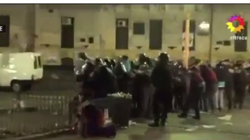 VIDEO: la patada que un policía le pegó a un mujer en la marcha por Maldonado
